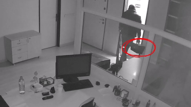 Çaldığı çelik kasayı açmak için alet kutusunu da götürdü; o anlar kamerada