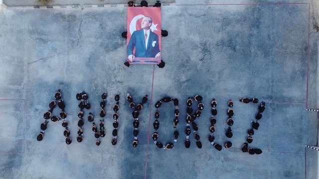 Antalya'da ortaokul öğrencilerinden Atatürk koreografisi