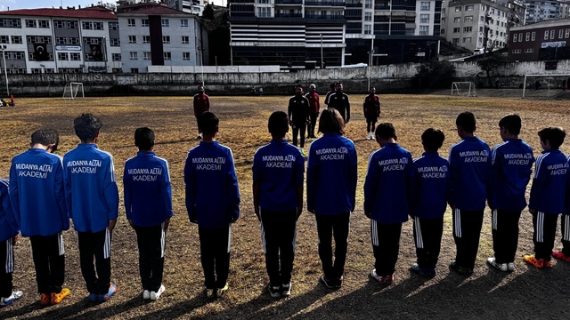 Bursa'da sporcular antrenman öncesi Büyük Önder Atatürk'ü andı