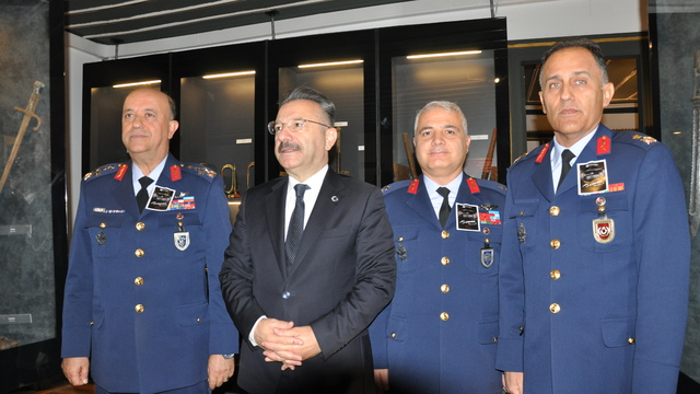 Eskişehir Valisi Aksoy, "Atatürk ile Bir Gün Galerisi"ni ziyaret etti