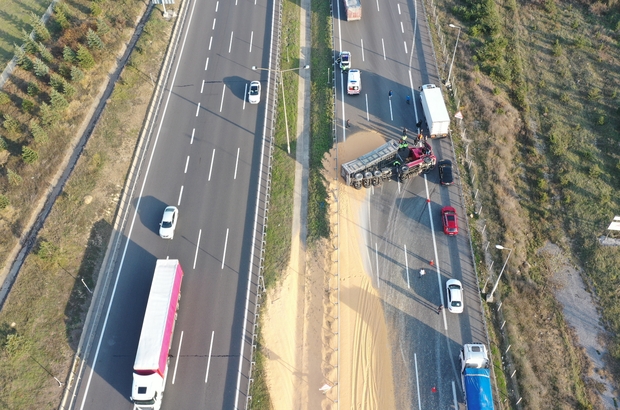 Anadolu Otoyolu Bolu kesiminde devrilen tır trafiği aksattı