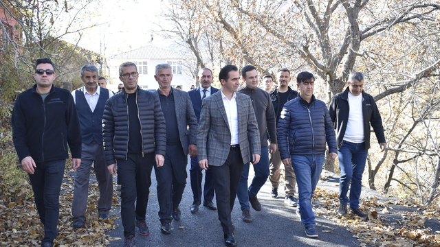 Bitlis Valisi Karakaya köylerde yapılan yol çalışmalarını inceledi