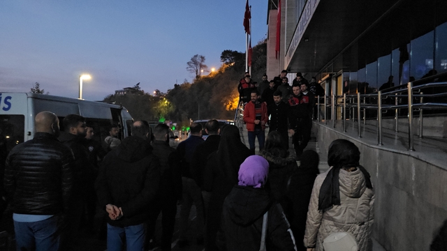 Trafikte kavga ettiği kişiyi bıçakladı, mahalleli linçe etmeye kalkıştı: 8 gözaltı (2)