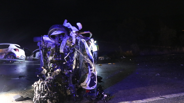 Burdur'da 2 otomobil ile hafif ticari aracın karıştığı kazada 1 kişi öldü, 7 kişi yaralandı