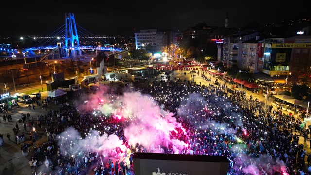 "Marmara derbisi" Kocaeli'de dev ekranda izlendi