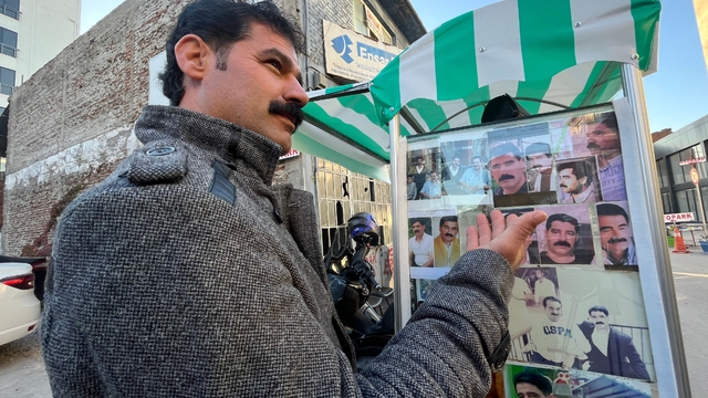 Hayranı olduğu İbrahim Tatlıses'in fotoğraflarıyla süslediği el arabasıyla, şarkılarını söyleyip tatlı satıyor