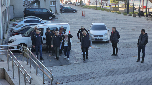 Zonguldak'ta FETÖ operasyonu: 2'si akademisyen, 5 gözaltı