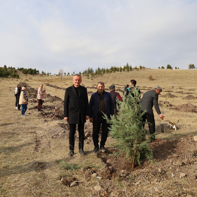 Çankırı'nın ilçelerinde Milli Ağaçlandırma Günü'nde fidanlar toprakla buluş...