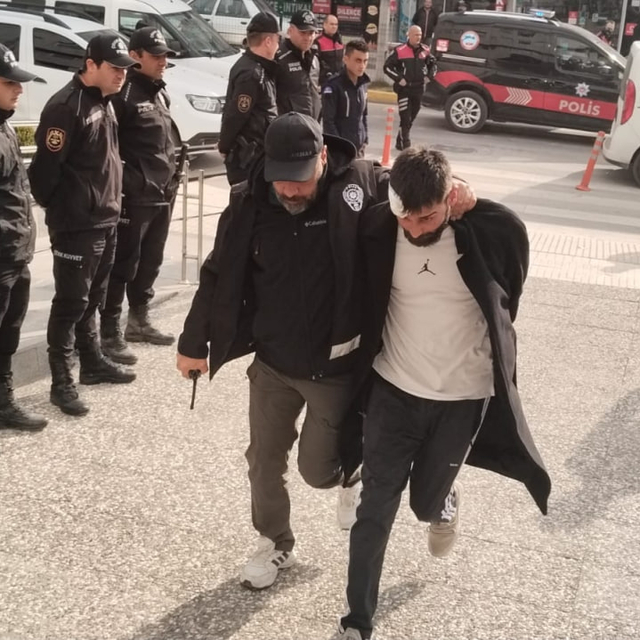 Sokaktaki 'alacak' cinayetinin şüphelisi adliyede