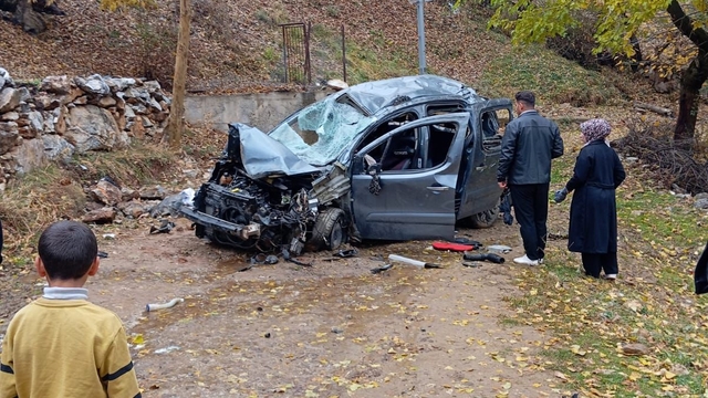 Hizan'da şarampole devrilen araçtaki 5 kişi yaralandı