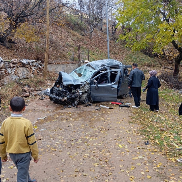 Hizan'da şarampole devrilen araçtaki 5 kişi yaralandı