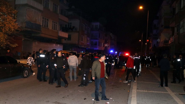 Polislerle bekçiyi bıçakla yaralayan bipolar hastasının öldürülmesinde 3 polise 'meşru müdafaadan' beraat
