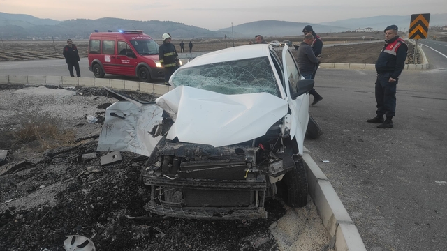 Çorum'da otomobille traktörün çarpışması sonucu 5 kişi yaralandı