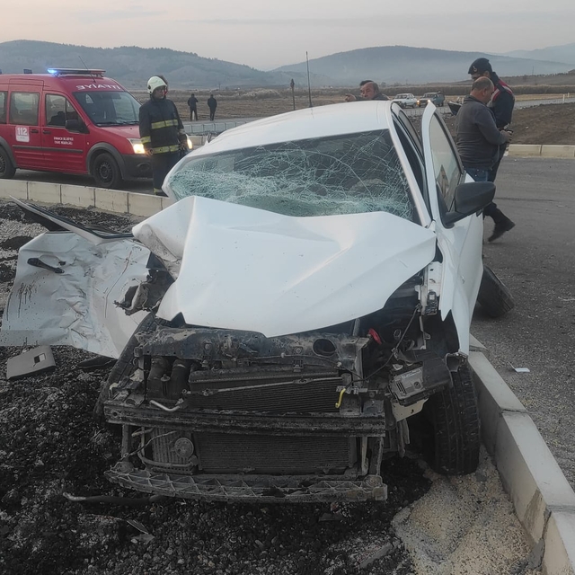 Çorum'da otomobille traktörün çarpışması sonucu 5 kişi yaralandı