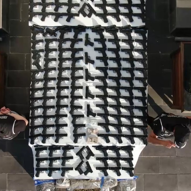 Kocaeli'de 2 otomobil ve 1 tankerde 248 tabanca ile 8 kilo uyuşturucu ele g...