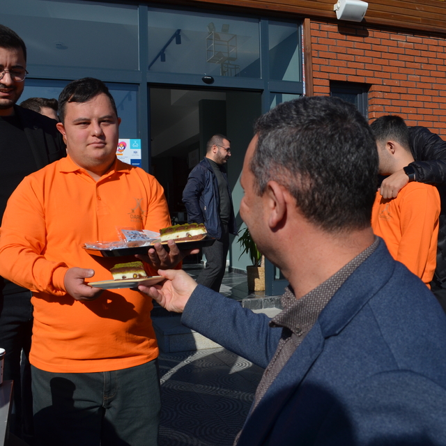 Kocaeli'de down sendromluların istihdam edildiği "Gönül Kahvesi" açıldı