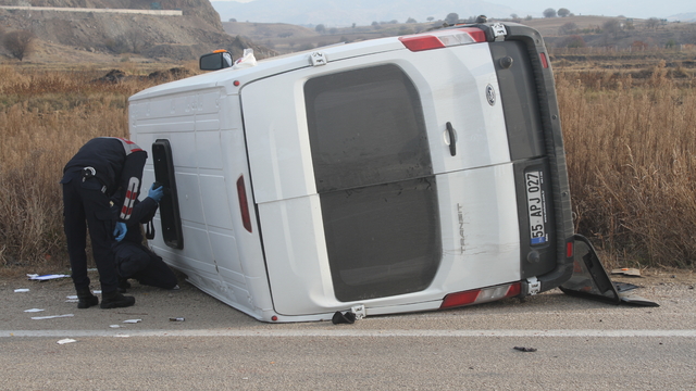Çorum'da işçi servisi ile traktör çarpıştı: 16 yaralı