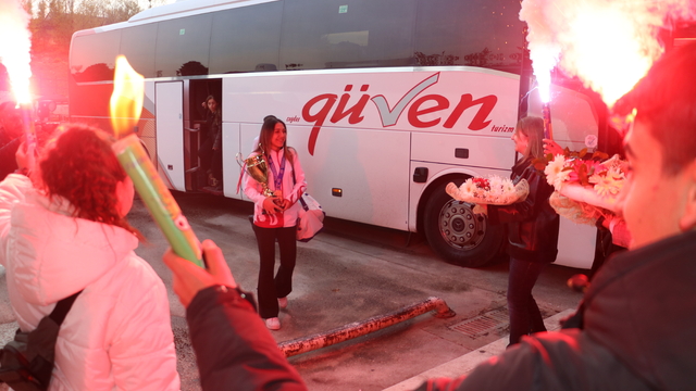 Avrupa şampiyonu milli kick boksçu Asuman, Kastamonu'da meşalelerle karşılandı