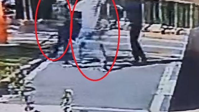 Eski yönetici, binanın yeni yöneticisi kadına yumruk attı; o anlar kamerada