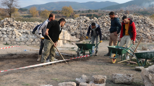 Hadrianopolis Antik Kenti'nde yaklaşık 1600 yıllık Hazreti Süleyman betimli kolye ucu bulundu