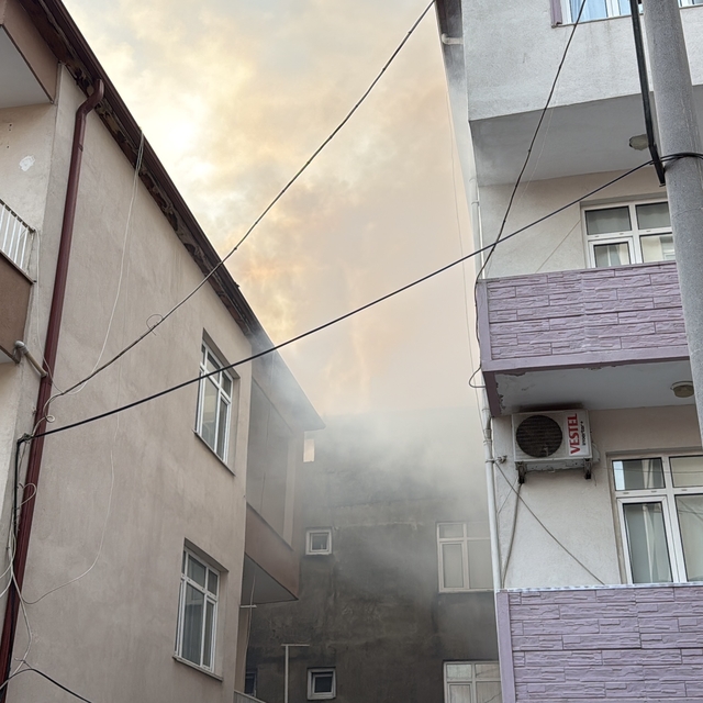 Kocaeli'de 3 katlı binada çıkan yangında 1 kişi yaralandı