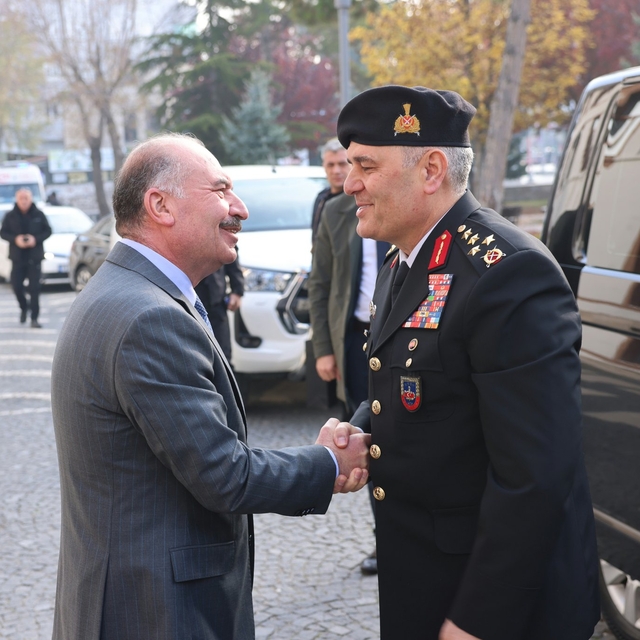 Jandarma Genel Komutanı Orgeneral Çardakcı, Çorum Valisi Çalgan'ı ziyaret e...
