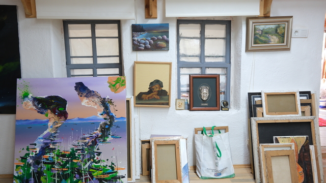 Emekli akademisyen, dede yadigarı evi resim ve eski aletlerin sergilendiği galeriye dönüştürdü