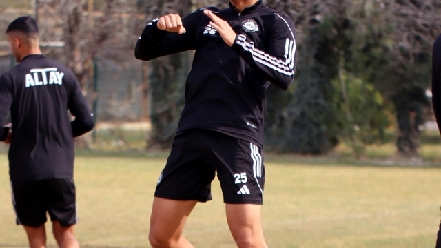 Altay'da üç genç futbolcu sözleşme imzaladı