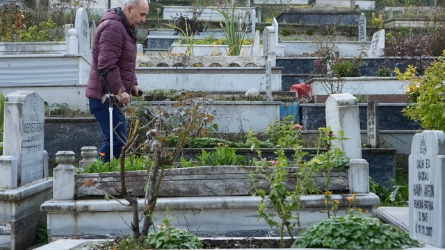 Düzce Depremi'nde hayatını kaybedenler mezarları başında anıldı