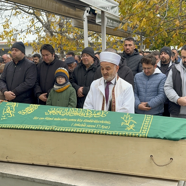 Tekirdağ'da oğlu tarafından bıçaklanarak öldürülen annenin cenazesi toprağa...