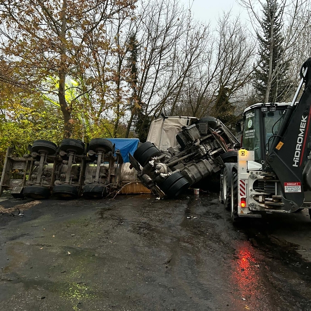 Devrilen TIR'da sıkışan ve üzerine 'sülfürik asit' dökülen şoför öldü