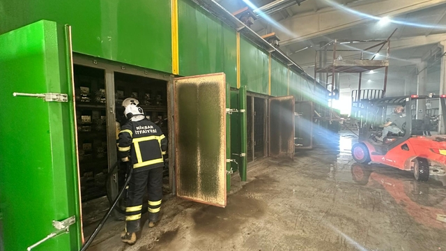 Tokat'ta kereste ve kontrplak fabrikasında çıkan yangın hasara yol açtı