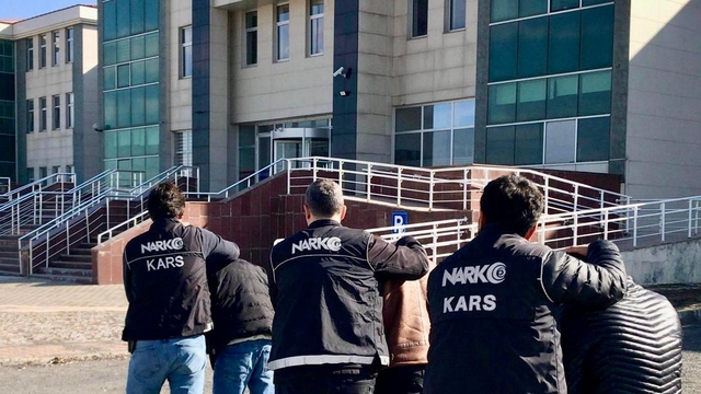 Kars'ta uyuşturucu imal ve ticareti yaptıkları iddiasıyla 2 zanlı tutuklandı
