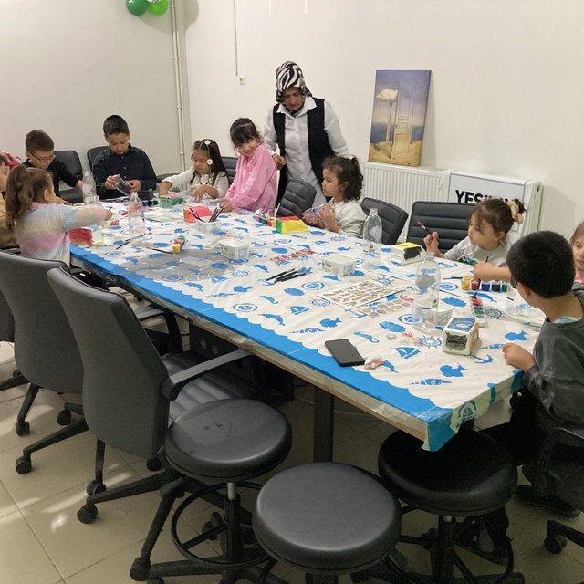 Çankırı'da çocuklar atık malzemelerden sahipsiz hayvanlar için mama kabı ya...