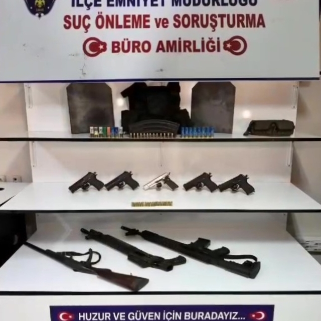 Adana'da oto tamirhanesinde 8 ruhsatsız silah ve çelik yelek bulundu