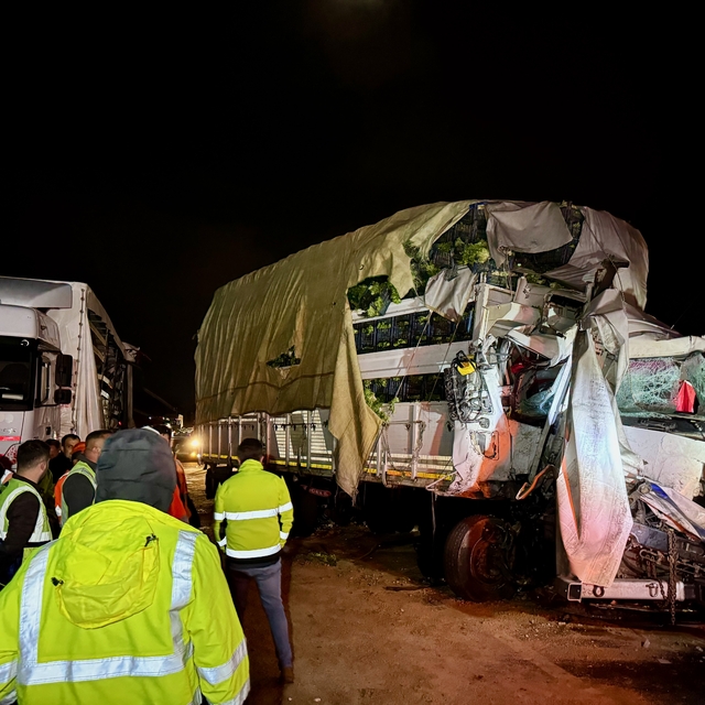 Kuzey Marmara Otoyolu'nda tır ile kamyonun çarpışması sonucu 1 kişi yaralan...