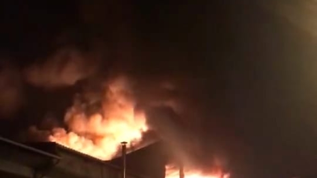 Bursa'da mobilya imalathanesinde yangın