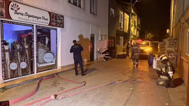 Bursa'da bir evin önündeki doğal gaz kutusuna çarpan araç sızıntıya neden oldu