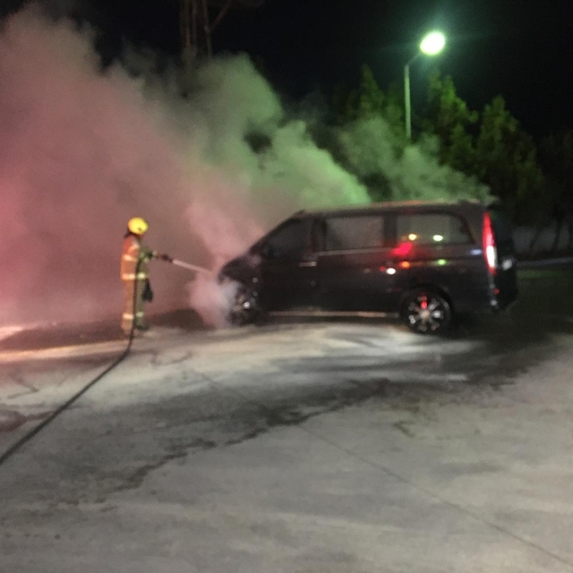 Akaryakıt istasyonunda park halindeki minibüs yandı