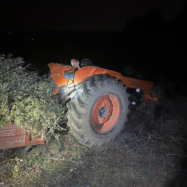 Devrilen traktörün altında kalan sürücü öldü