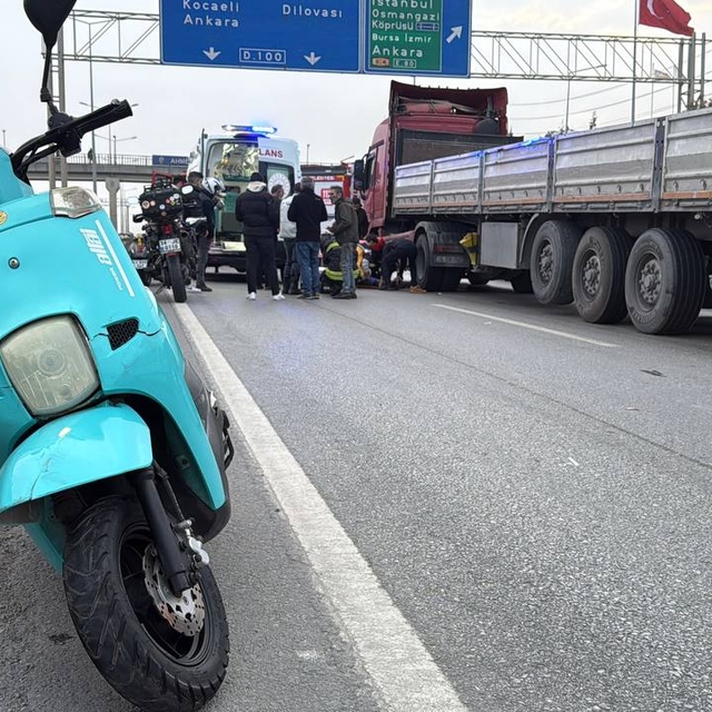 Kocaeli'de tırla çarpışan motosikletin sürücüsü ağır yaralandı