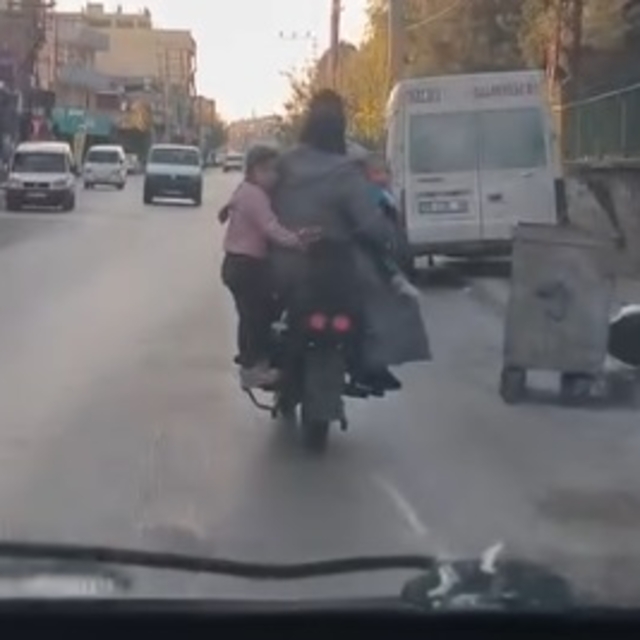 2 kişilik motosiklete 5 kişi bindiler