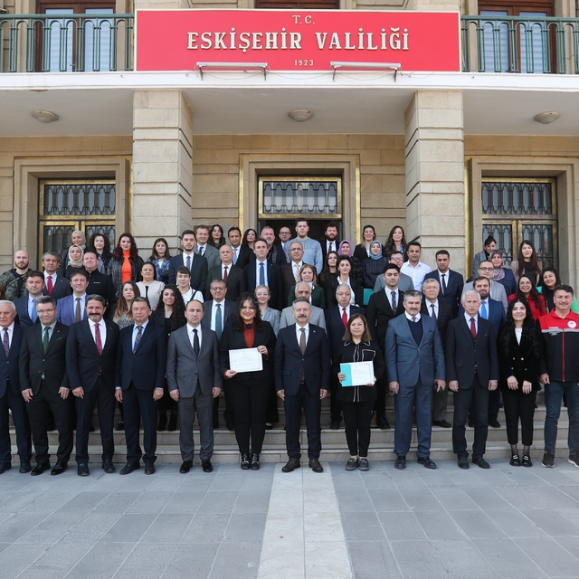 Eskişehir'de işaret dili öğrenen kamu personeline sertifikaları verildi