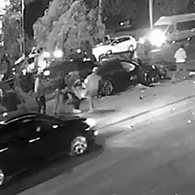 Kaza yapan otomobildeki eşyaları çaldılar