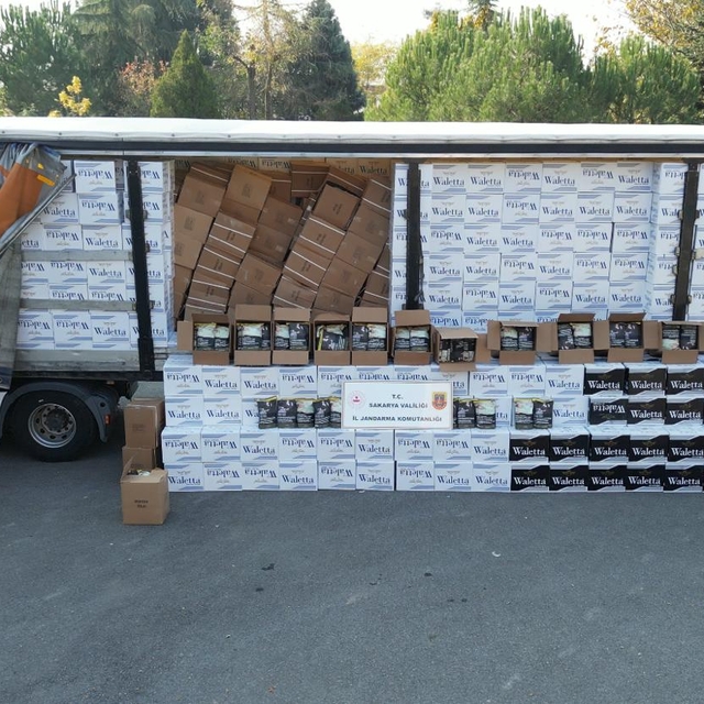 Sakarya ve Adana'daki kaçakçılık operasyonunda 18 milyon 500 bin makaron el...