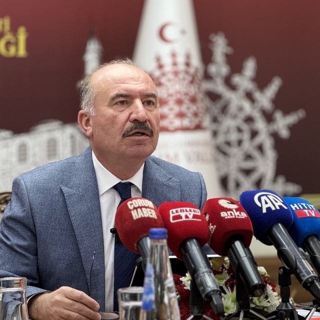 Çorum Valisi Çalgan, apartmandaki patlamanın ardından yapılan çalışmaları a...