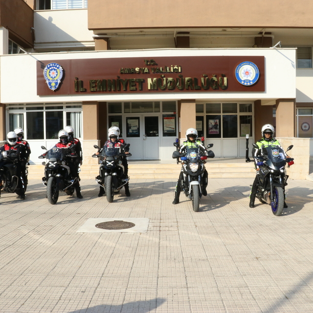 Amasya'da ileri sürüş teknikleri eğitimi alan motosikletli polisler görevle...