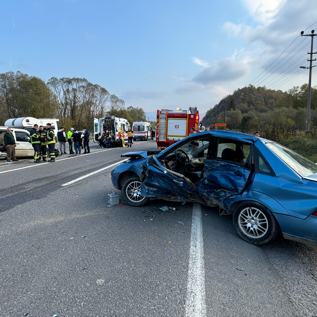 Bartın'da otomobille hafif ticari araç çarpıştı, 7 kişi yaralandı