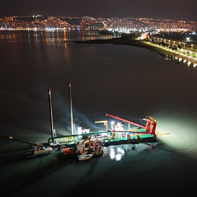 İzmit Körfezi'nden 1 milyon metreküp dip çamuru çıkarıldı