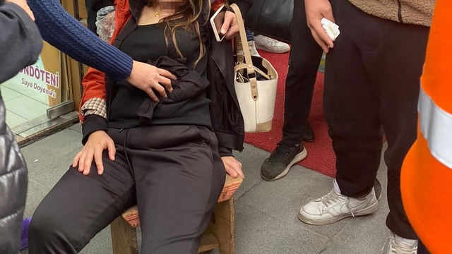 Cadde ortasında eski eşini bıçakla yaraladı